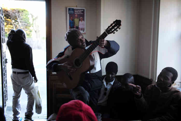 Des demandeurs d'asile soudanais dans une petite pièce du local du Secours Catholique de Cancale, le 1er décembre lors d'une distribution de vêtements et de produits d'hygiène.