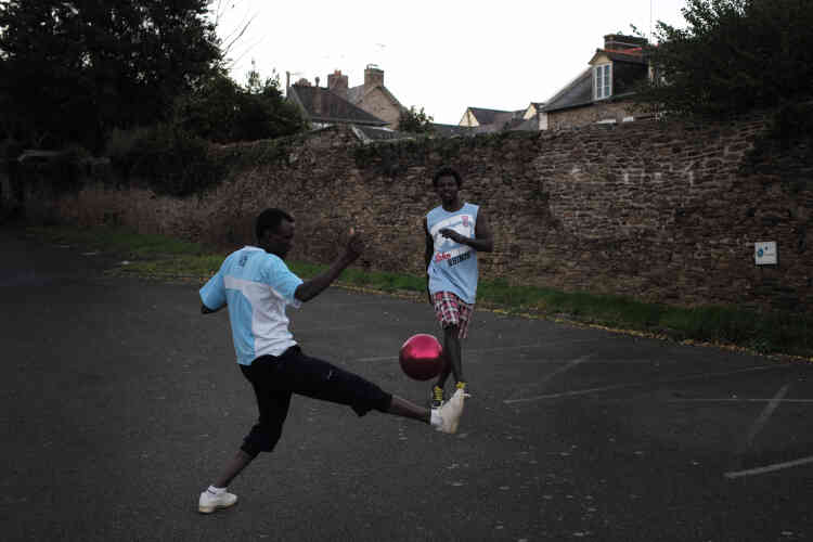 Des demandeurs d'asile soudanais jouent au football devant le centre d'accueil et d'orientation (CAO) de Cancale, le 1er décembre.