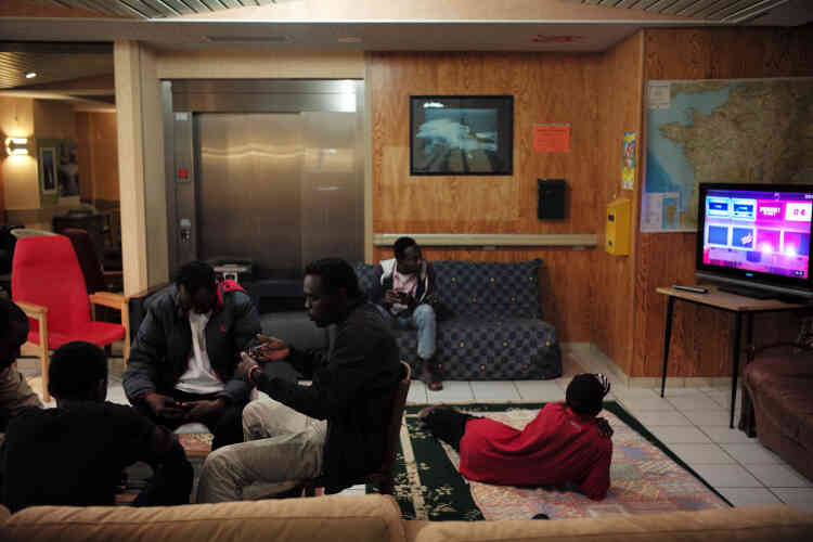 Des demandeurs d'asile soudanais se reposent dans le centre d'accueil et d'orientation (CAO) de Cancale, le 1er décembre.