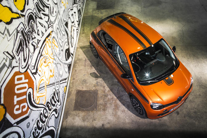 La Twingo GT se pare de coloris gais, à dominante orange, couleur en vogue dans les catalogues automobiles.