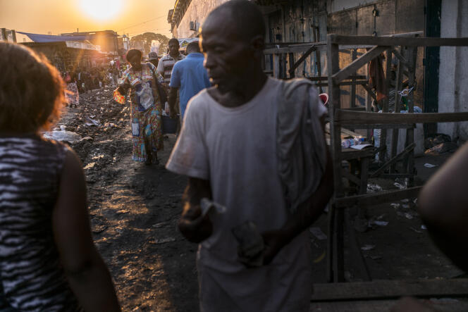 Dans un quartier populaire de Kinshasa, traversé par la voie ferrée qui relie la capitale à Matadi.