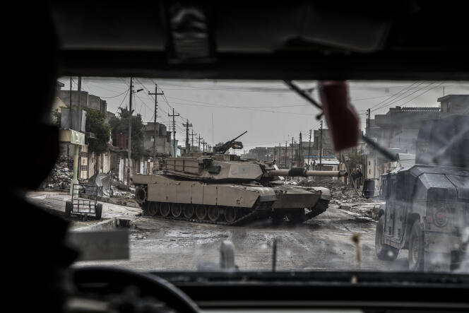 Un char Abrams de l’armée irakienne en appui d’une mission de la « Division d’or », dans le quartier de Moharbeen, à Mossoul, le 2 décembre.