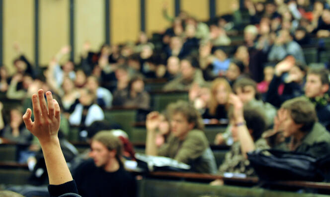 Des étudiants participent à une assemblée générale à l'université de Strasbourg, le 4 février 2009.