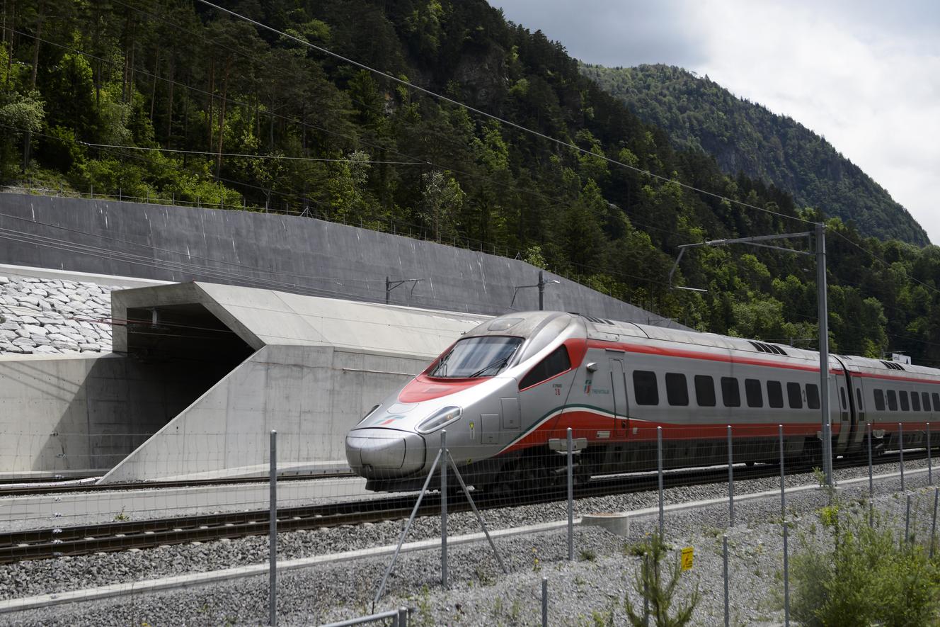 Sous les Alpes, le tunnel ferroviaire de SaintGothard, le plus long au monde, entre en service