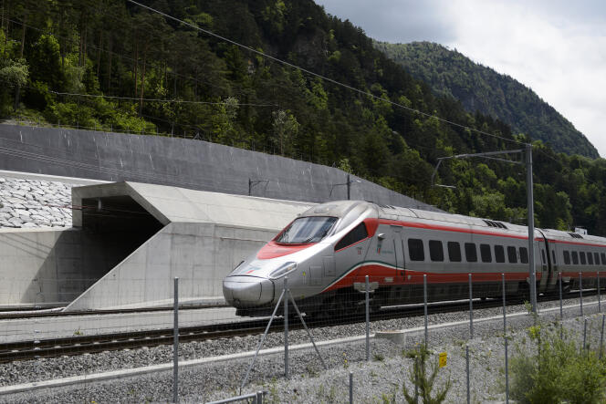 Test des chemins de fer fédéraux suisses dans le tunnel de base du Saint-Gothard, le 31 mai 2016.