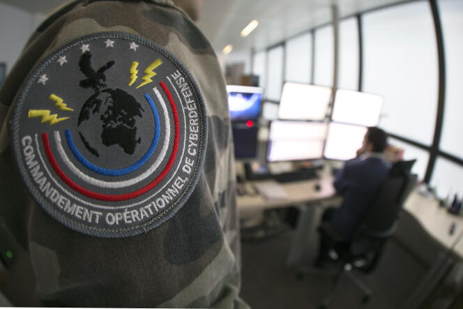 Des soldats au Centre d’analyse de lutte informatique défensive (Calid) à Paris, le 16 janvier 2015.