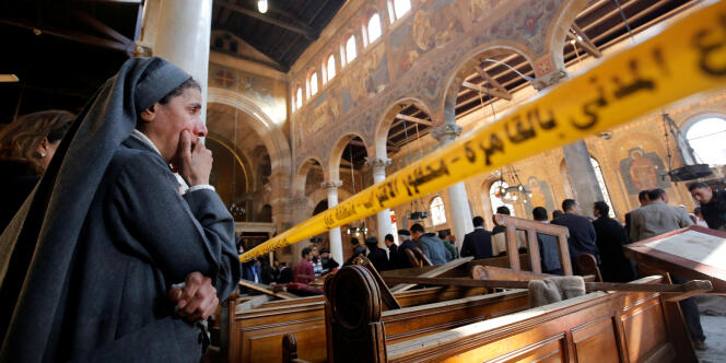 Une religieuse s’émeut en découvrant les dégâts commis par l’attentat perpétré en l’église Saint-Pierre-et-Saint-Paul du Caire, le 11 décembre.