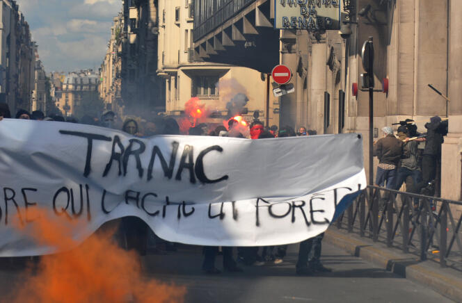 Des personnes manifestent le 21 juin 2009 à Paris en soutien aux neuf personnes du 