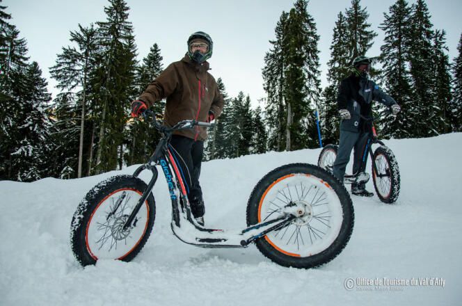 Une drôle de trott’ aux roues énormes, pour une descente ludique dans la neige.