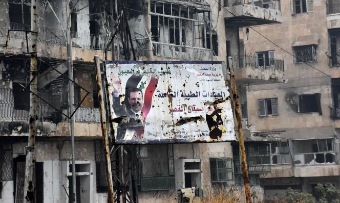 Un panneau à l’effigie du président syrien Bachar Al-Assad dans le quartier de Boustan Al-Qasr, repris par les forces gouvernementales, le 13 décembre.