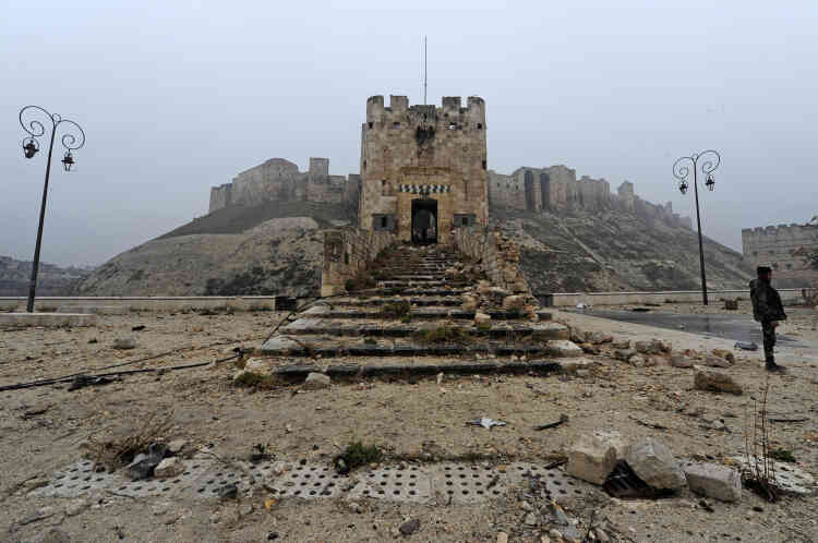 Alep, le 13 décembre 2016. Devant l’entrée de la citadelle (XIIIe siècle). La ligne de front passait à quelques encablures d’une partie des remparts, dont des sections ont été détruites par des tirs de mortier.