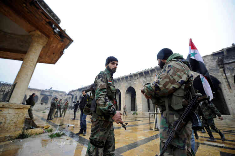 Alep, le 13 décembre 2016. Des soldats des forces gouvernementales, dans la mosquée des Omeyyades.