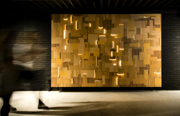 Mur fait de bois et de lampes LED réalisé par BCXSY et Philips Lighting pour la Dutch Design Week. Son éclairage est inspiré par celui de la forêt.