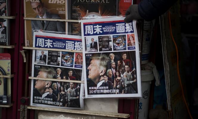 « Aux yeux de Taipei, les sorties de M. Trump ont eu le mérite de voir politiciens et experts américains briser pas mal de tabous ces deux dernières semaines ». (Photo : la une d’un magazine chinois dans un kiosque de Shanghaï, le 14 décembre).