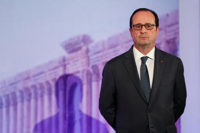 François Hollande, au Grand Palais, à Paris, le 13 décembre.
