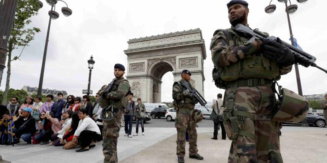 Des soldats français patrouillent à proximité de l’arc de Triomphe, à Paris, le 13 juin.