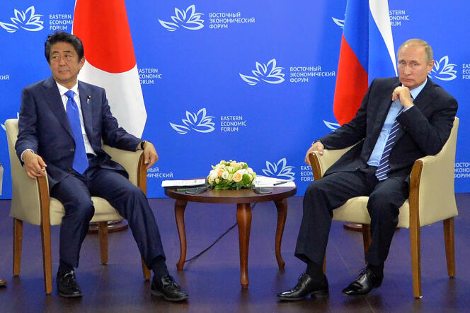 Shinzo Abe (à gauche) et Vladimir Poutine, en marge du Forum économique de l’Est, à Vladivostok, le 2 septembre.