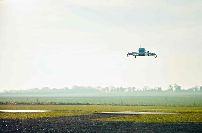 Le drone d’Amazon en phase d’atterrisage, le 14 décembre 2016.