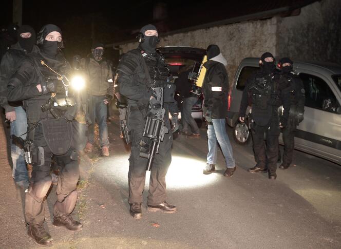 Des agents du RAID et de la police judiciaire lors de l’opération contre ETA à Louhossoa, dans la nuit du 16 décembre.