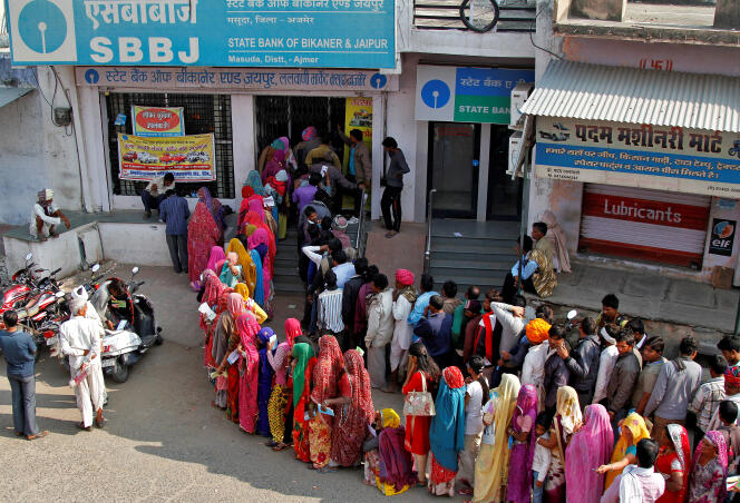 Devant un guichet de banque, le 15 novembre, à Masuda, dans le district d’Ajmer, au Rajasthan.