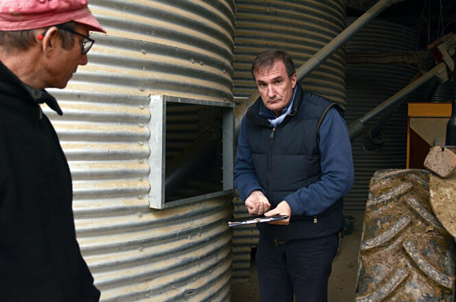 Nicolas Petit, agriculteur, et Eric Kauffer, contrôleur à Ecocert, sur la Ferme de coton dans le Gers.