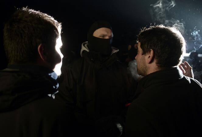 Des policiers affrontent des manifestants soutenant des militants basques arrêtés à Louhossoa (Pyrénées-Atlantiques), près de Bayonne, le 16 décembre 2016.
