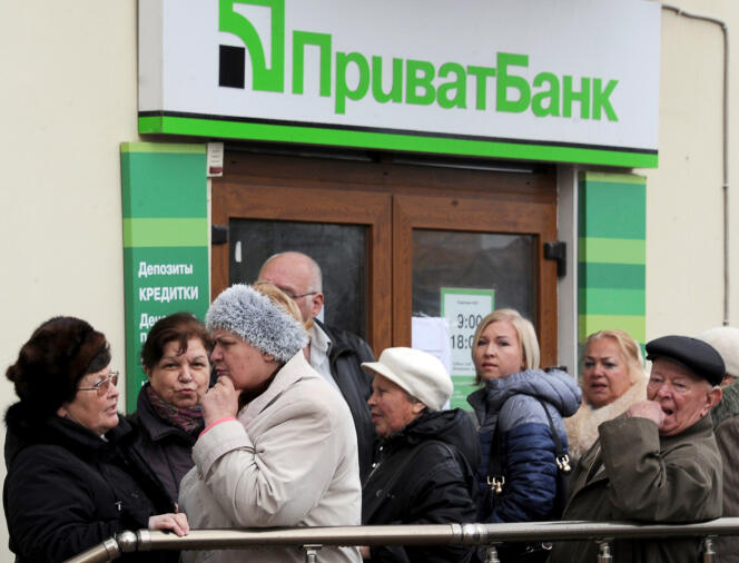 Des personnes font la queue devant la PrivatBank, le 18 mars 2014.