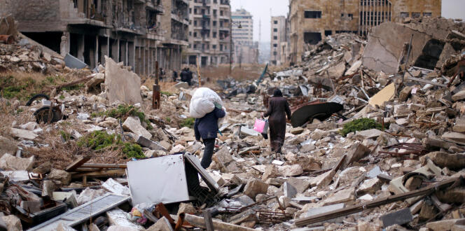 Des Syriens essaient de retrouver quelques biens dans les décombres. Alep, le 17 décembre 2016.