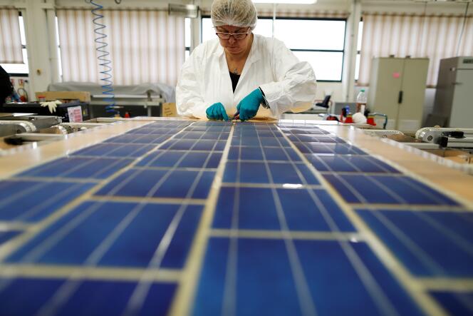 Fabrication de panneaux photovoltaïques par la société coopérative de production SNA, à Tourouvre, en novembre 2016.
