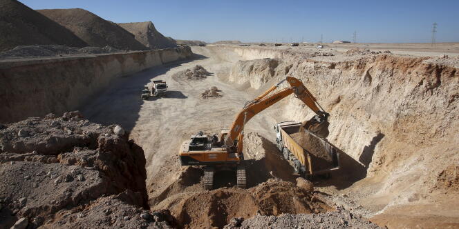 Des engins industriels sont utilisés dans la mine de phosphate de Boucraa, exploitée par l’Office chérifien des phosphates, près de Laâyoune, le 18 février 2016.