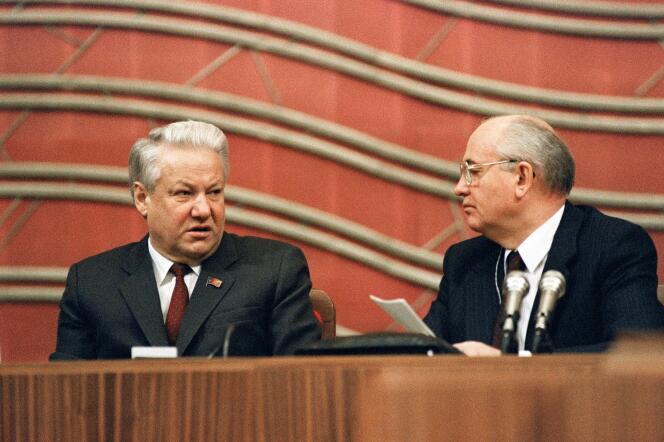 Le président de l’URSS, Mikhaïl Gorbatchev (à droite), et le président du Praesidium du Soviet suprême de la RSFS (République socialiste fédérative soviétique) de Russie, Boris Eltsine, lors de l’ouverture du Congrès des députés du peuple, à Moscou, le 17 décembre 1990.