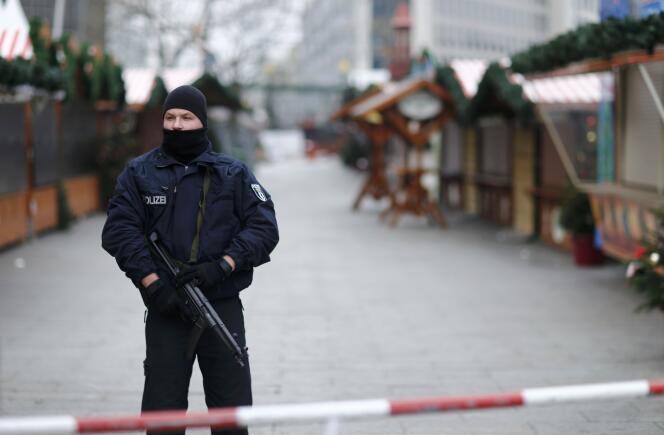 Un policier devant le marché de Noël à Berlin, en Allemagne.