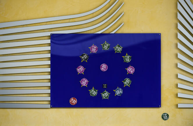 Le drapeau européen détourné par des opposants au TTIP, le traité de libre-échange entre l’Europe et les Etats-Unis.