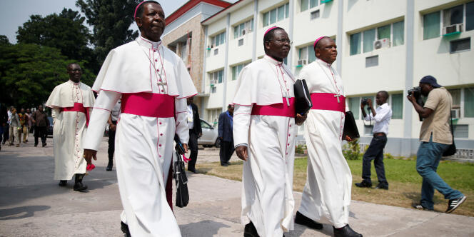 Les évêques de la Conférence épiscopale nationale du Congo (Cenco) Fidele Nsielele (G) Marcel Utembi (C) et Fridolin Ambongo (D) à leur arrivée, le 2& décembre 201-, pour la reprise du dialogue entre le pouvoir et l’opposition.