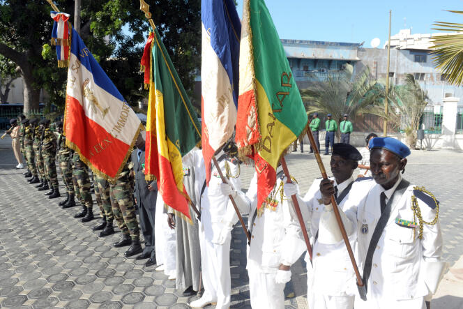Des tirailleurs sénégalais défilent devant la mairie de Dakar, le 18 novembre 2014, lors d’une cérémonie en hommage aux 360 soldats sénégalais morts pour la France.