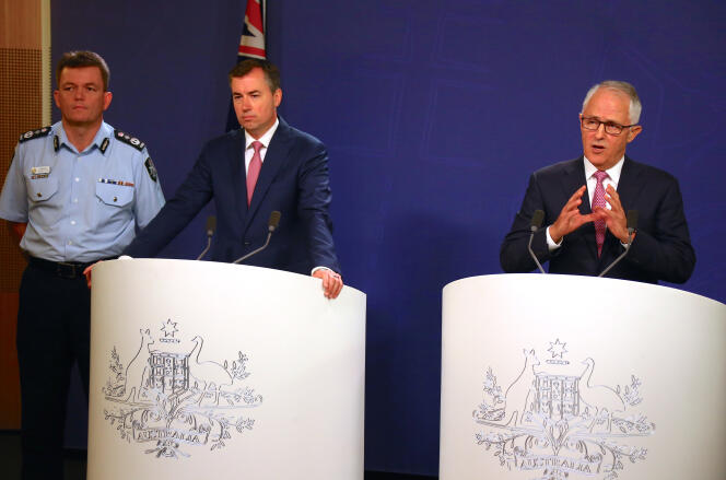 Le premier ministre australien Malcolm Turnbull (à droite) s’exprime le 23 décembre sur les attaques terroristes prévues le jour de Noël à Melbourne et déjouées par la police.