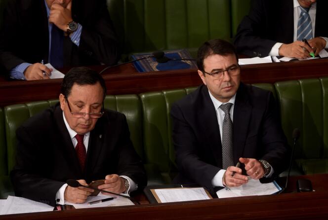 Le ministre tunisien de la défense Farhat Horchani  (à gauche) et le ministre tunisien de l’intérieur, Hédi Majdhoub à l’Assemblée, le 23 décembre