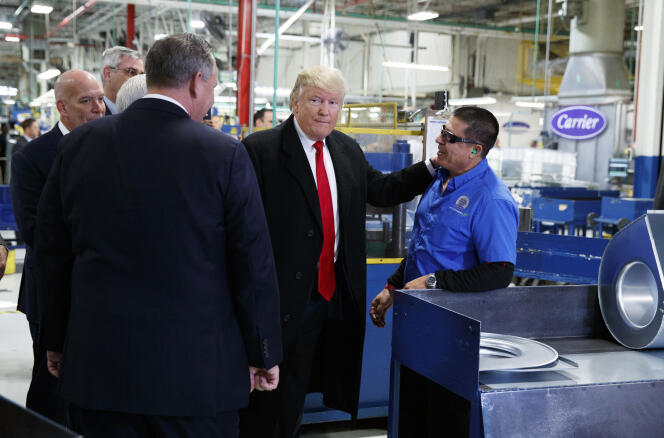 Donald Trump, en visite à l’usine du spécialiste du chauffage et de la climatisation Carrier, le 1er décembre, à Indianapolis.