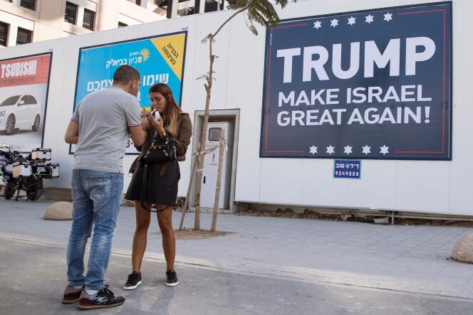 « Trump. Rend sa grandeur à Israël ! » proclame une affiche à Tel Aviv, le 15 novembre.