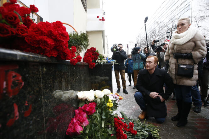 Des Moscovites rendent hommage aux membres de l’Ensemble Alexandrov (Chœurs de l’Armée rouge) décédé dans le crash de leur avion en mer Noire, le 25 décembre.