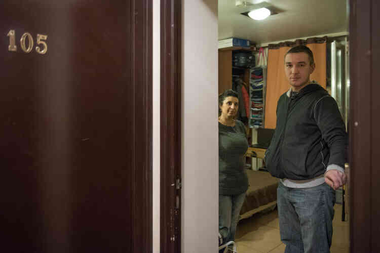 Un couple de Géorgiens, venu de Tbilissi, partage depuis deux ans une chambre de 20 mètres carrés avec son fils de 13 ans.