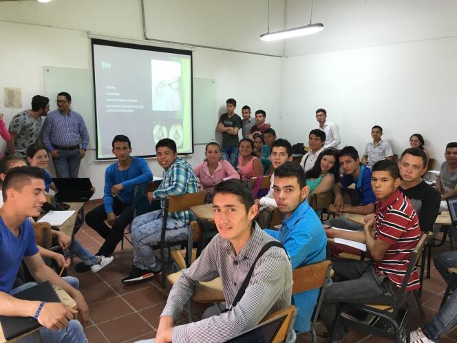 Les étudiants d'Utopia, dans une salle du campus de Yopal (Colombie).