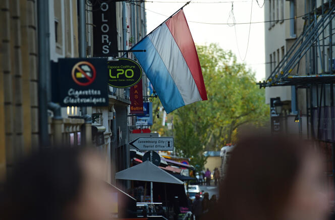 Un drapeau luxembourgeois, dans les rues de la ville de Luxembourg.