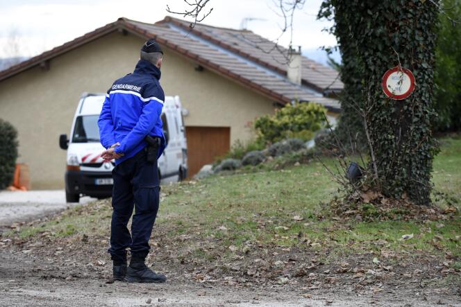 Un gendarme, le 26 décembre 2016, devant la maison de la femme de 80 ans tuée à Chabeuil (Drôme).