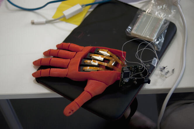 Une prothèse de main robotique open source à fabriquer soi-même proposée par la start-up Open Bionics.