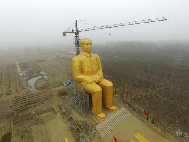 Construction d’une statue de Mao dans la province du Henan, en Chine, en janvier 2016.