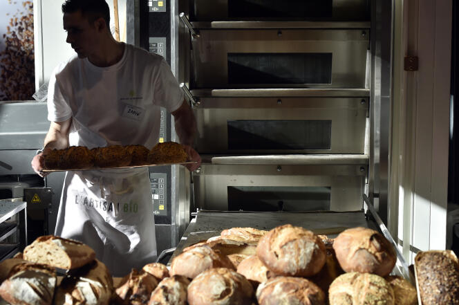 Un boulanger prépare du pain sur un stand au salon Europain à Villepinte, près de Paris, le 7 février 2016.