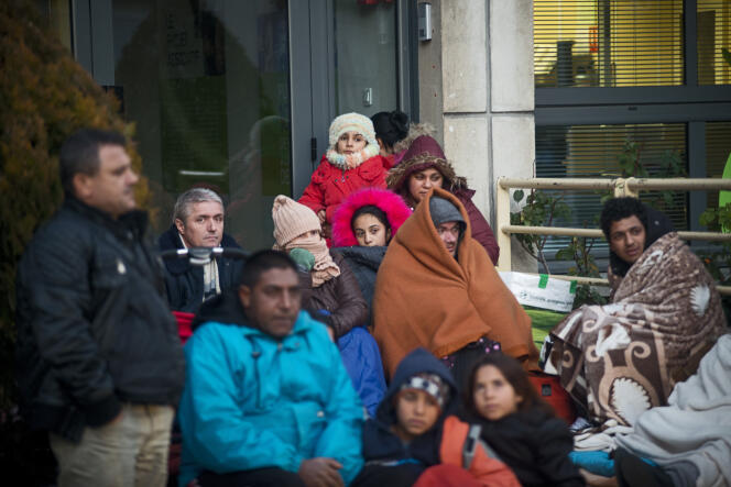 Des demandeurs d’asile albanais à Valence, le 28 décembre.