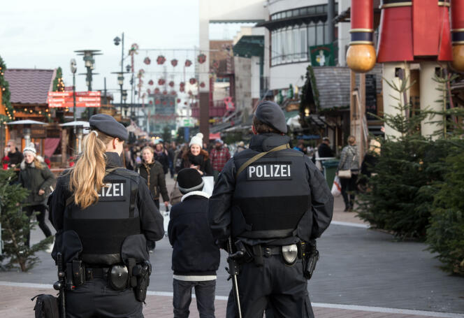 Une patrouille de police armée, le 23 décembre, à Oberhausen, en Allemagne.