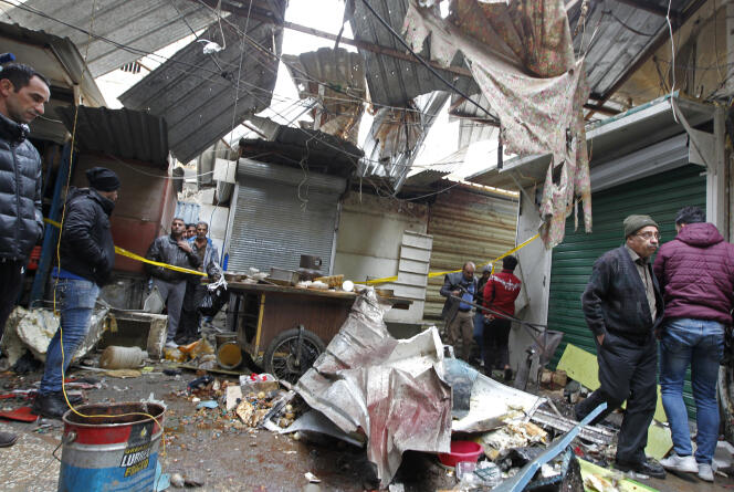 Les dégâts provoqués par la double explosion dans le marché d’Al-Sinek du centre de Bagdad (Irak), le 31 décembre 2016.